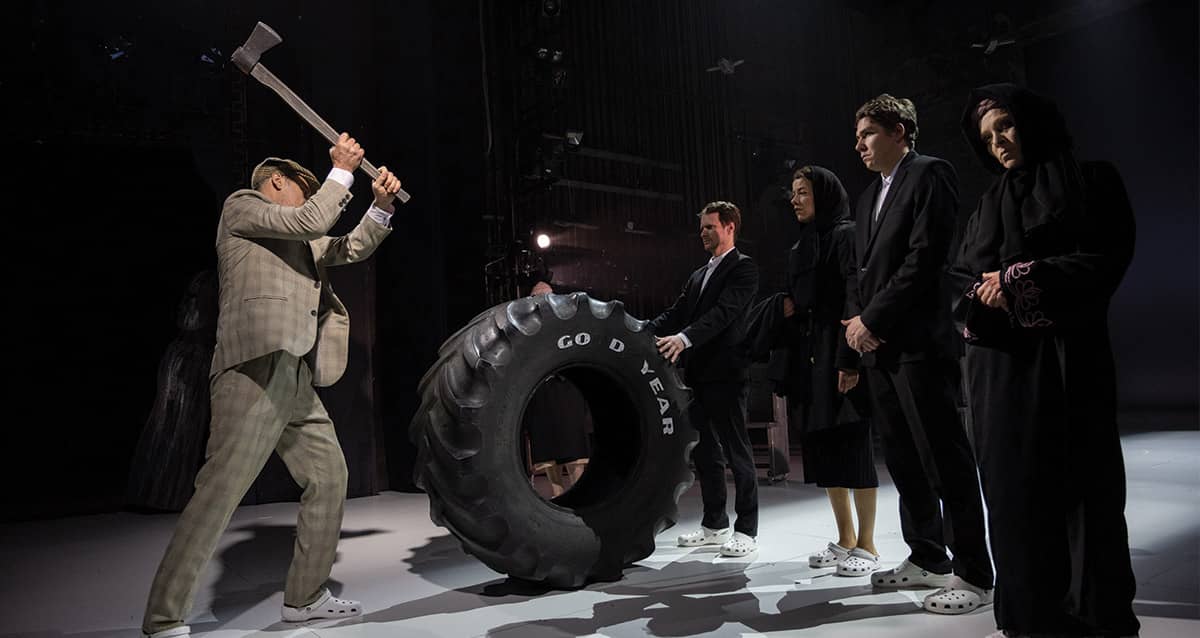 Trys laidotuvės ir dvi vestuvės | Liepojos teatras