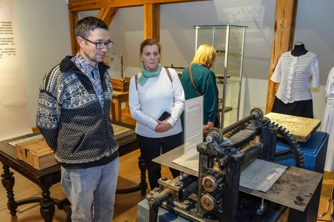 Paskutinė diena aplankyti Ventspilio muziejaus rinkinio parodą „Drukāts Ventspilī“, formuojančią nacionalinį savimonę