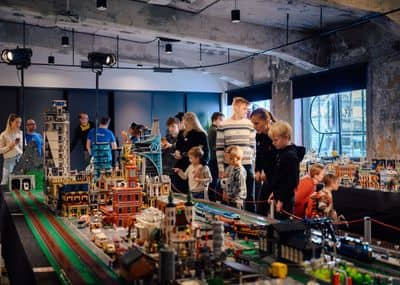 Kaladėlių pramogos PROTO išradimų fabrike