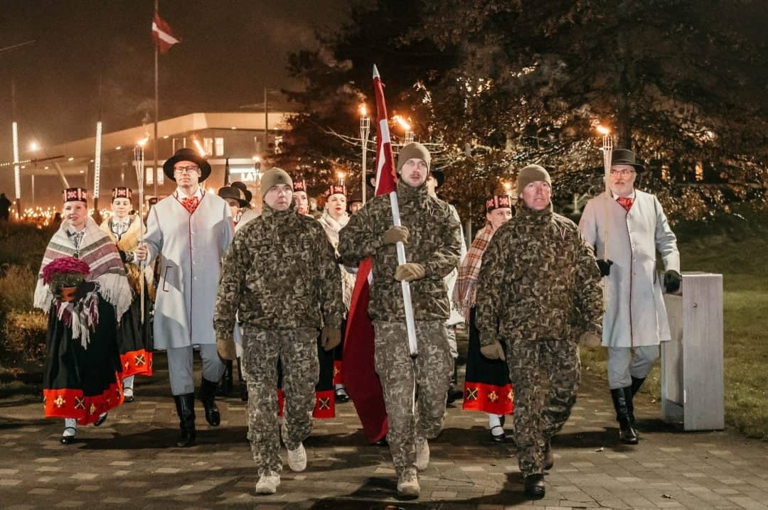 Lāčplēšio dienos fakelų eisena iš Didžiosios aikštės